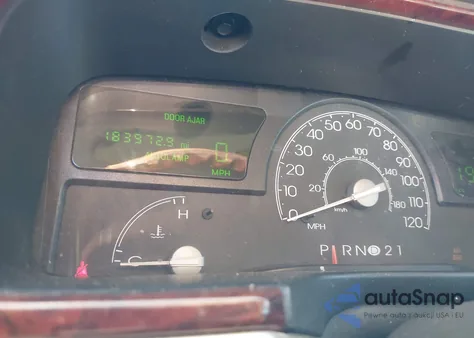 2003 Lincoln Town Car Signature from USA, damaged, VIN 1LNHM82W83Y625335